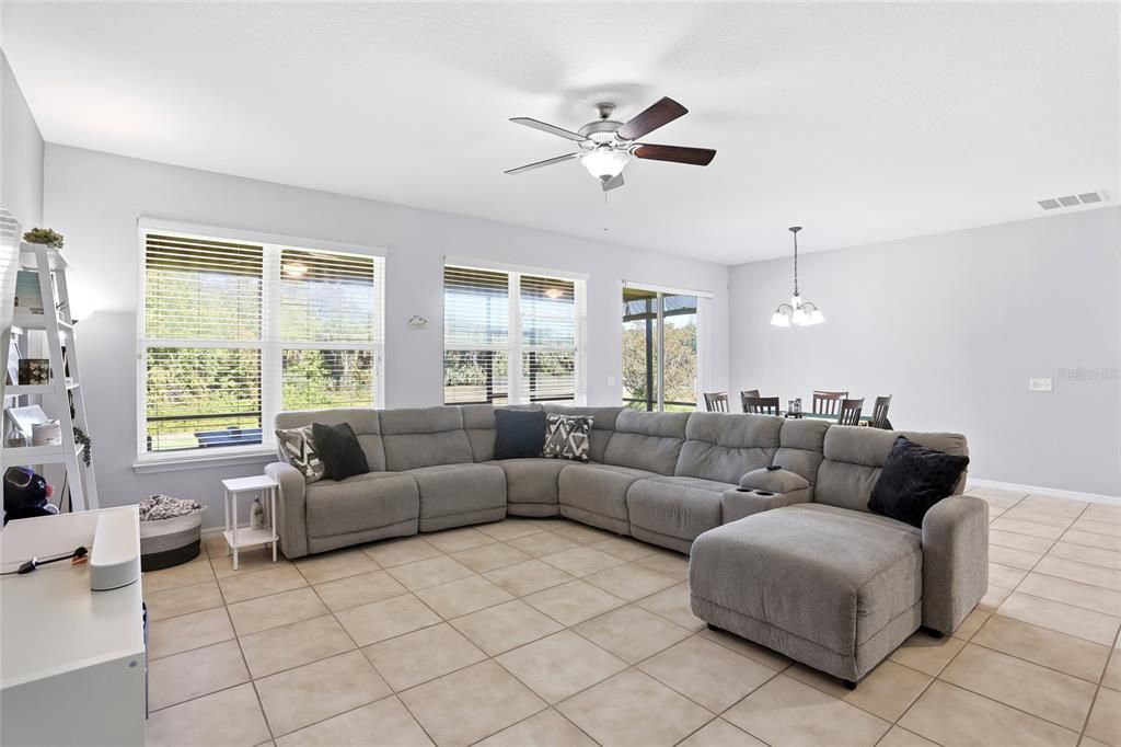 En Venta: $410,000 (4 camas, 2 baños, 2305 Pies cuadrados)