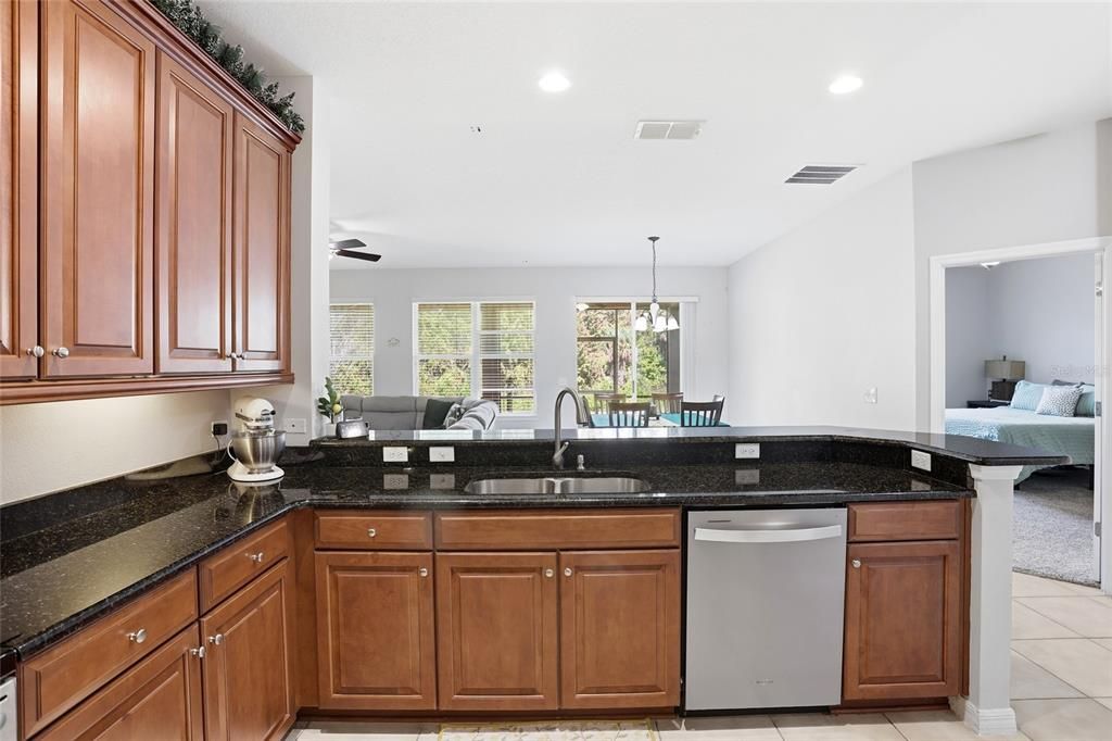 En Venta: $410,000 (4 camas, 2 baños, 2305 Pies cuadrados)