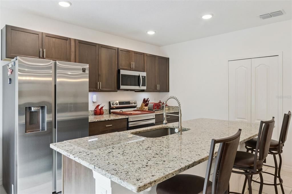 На продажу: $336,000 (4 спален, 2 ванн, 1874 Квадратных фут)
