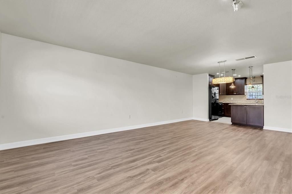 На продажу: $199,900 (2 спален, 2 ванн, 1200 Квадратных фут)