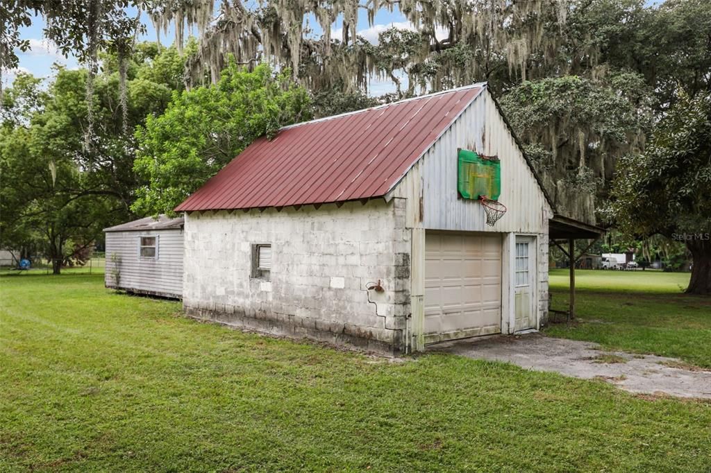 For Sale: $2,000,000 (3 beds, 2 baths, 1203 Square Feet)
