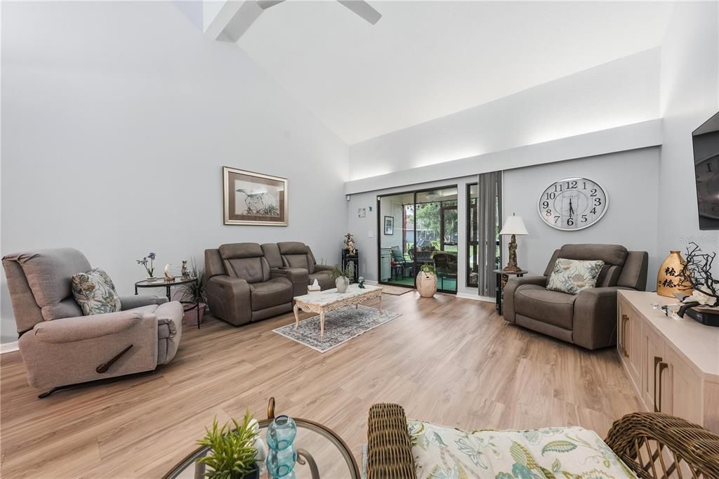 For Sale: $319,900 (2 beds, 2 baths, 1334 Square Feet)