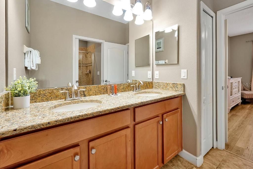 For Sale: $550,000 (6 beds, 6 baths, 3063 Square Feet)