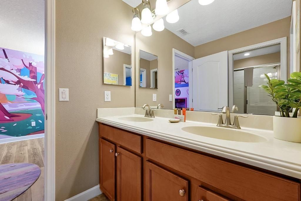 For Sale: $550,000 (6 beds, 6 baths, 3063 Square Feet)