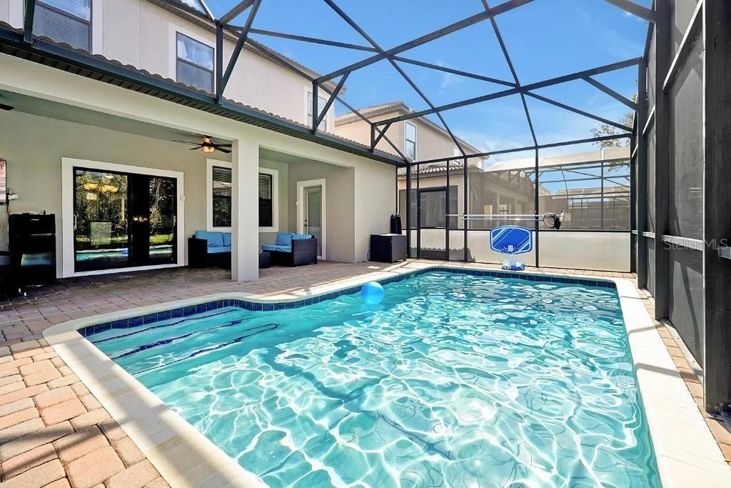 For Sale: $550,000 (6 beds, 6 baths, 3063 Square Feet)