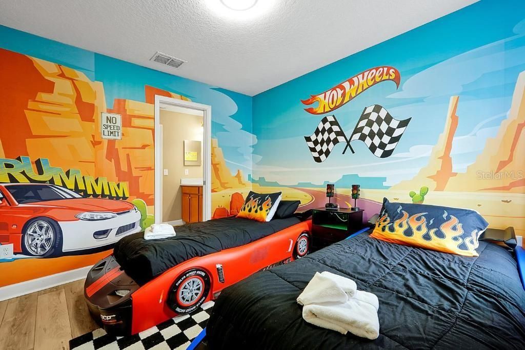 For Sale: $550,000 (6 beds, 6 baths, 3063 Square Feet)