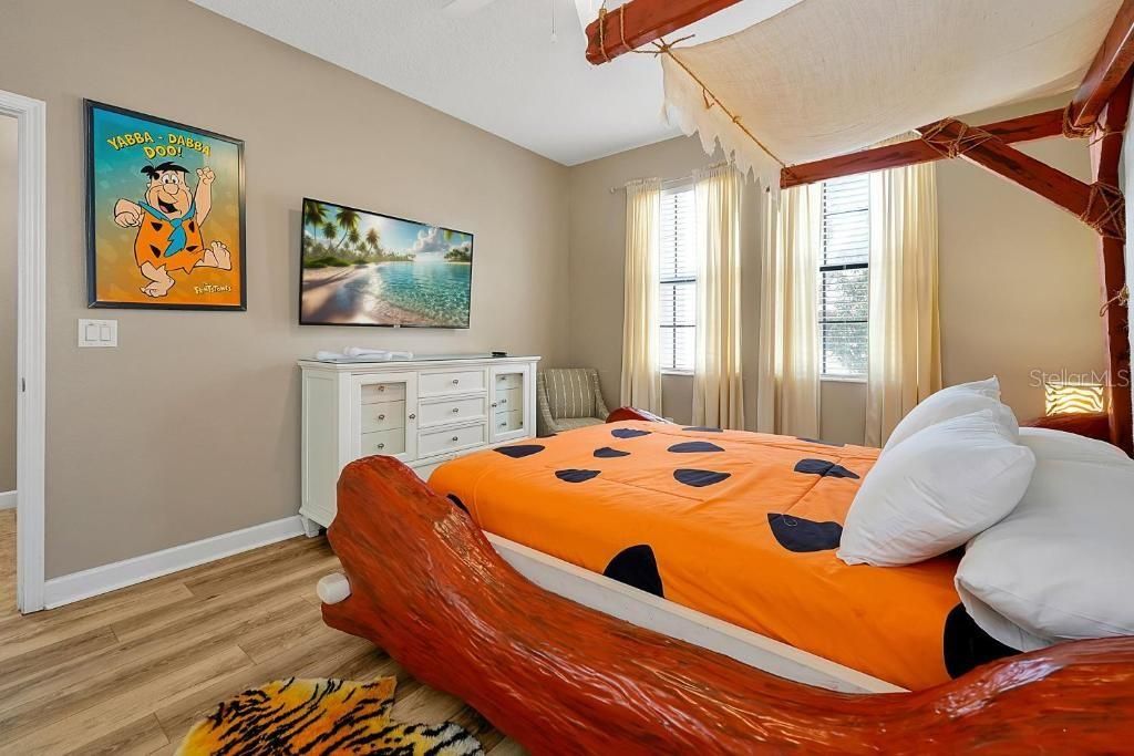 For Sale: $550,000 (6 beds, 6 baths, 3063 Square Feet)