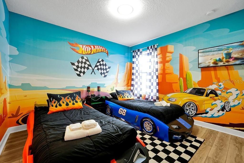 For Sale: $550,000 (6 beds, 6 baths, 3063 Square Feet)