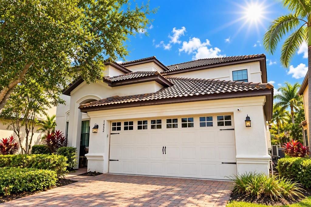 For Sale: $550,000 (6 beds, 6 baths, 3063 Square Feet)