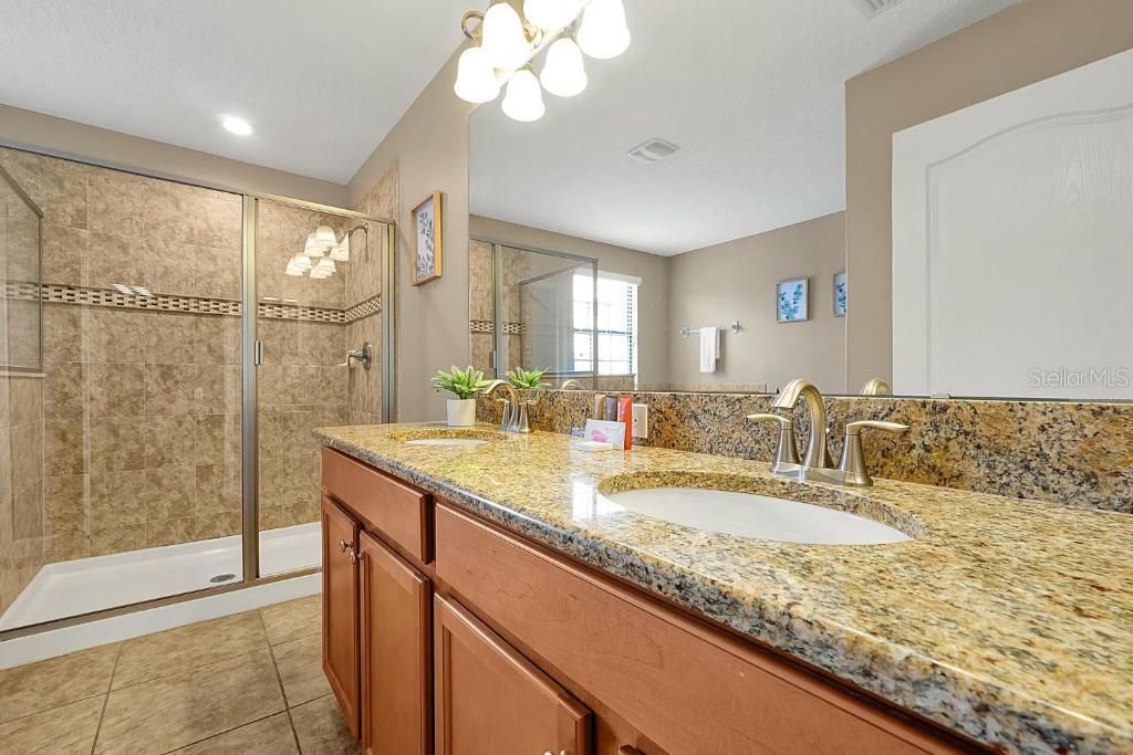 For Sale: $550,000 (6 beds, 6 baths, 3063 Square Feet)
