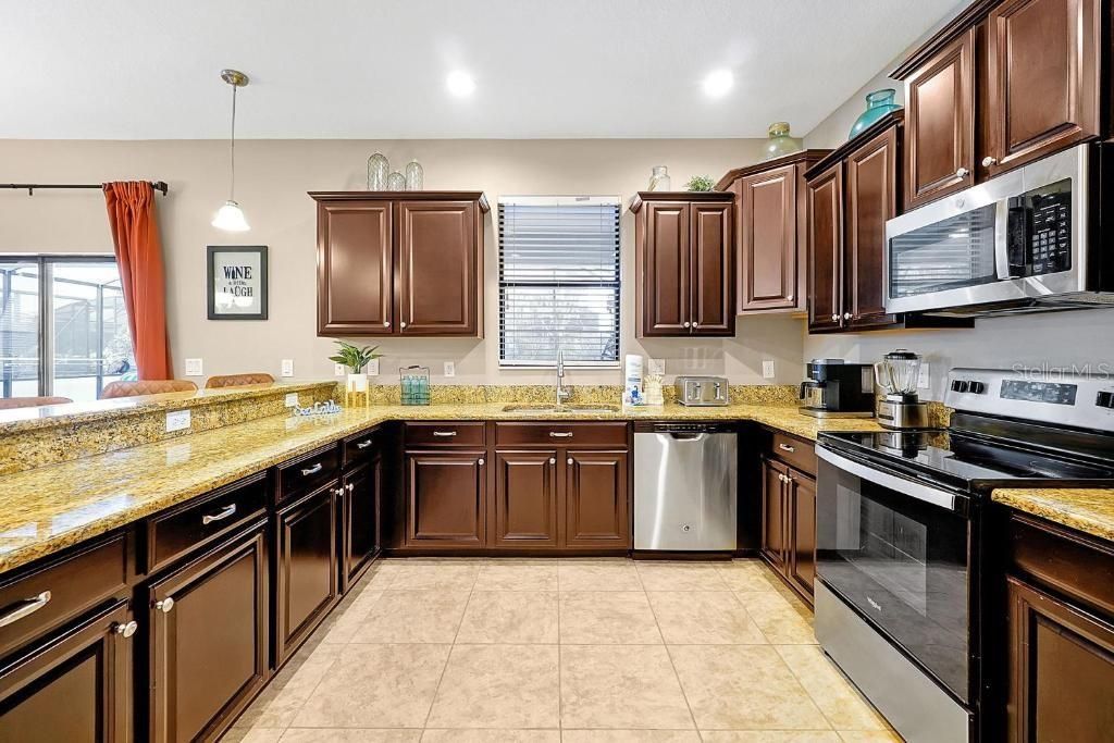 For Sale: $550,000 (6 beds, 6 baths, 3063 Square Feet)
