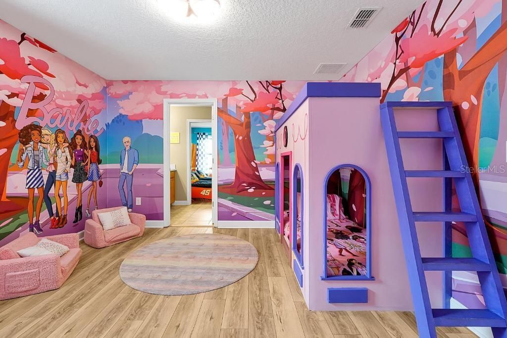 For Sale: $550,000 (6 beds, 6 baths, 3063 Square Feet)