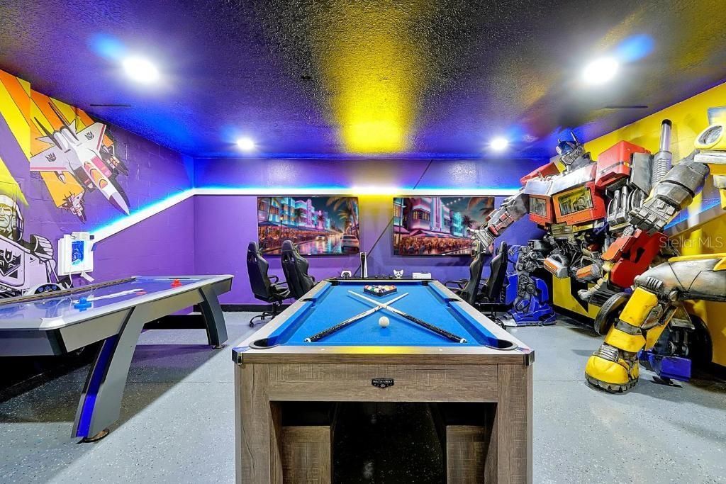 For Sale: $550,000 (6 beds, 6 baths, 3063 Square Feet)