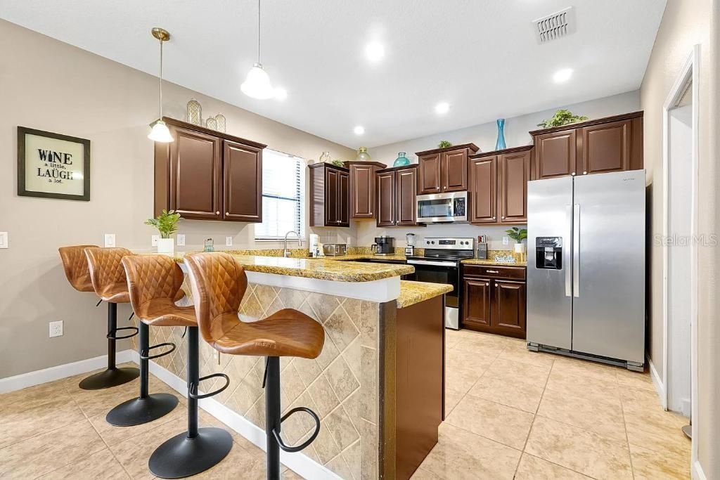 For Sale: $550,000 (6 beds, 6 baths, 3063 Square Feet)