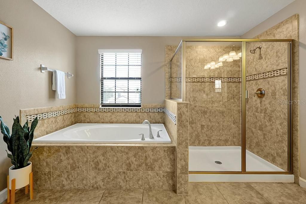 For Sale: $550,000 (6 beds, 6 baths, 3063 Square Feet)