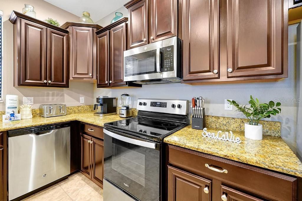 For Sale: $550,000 (6 beds, 6 baths, 3063 Square Feet)