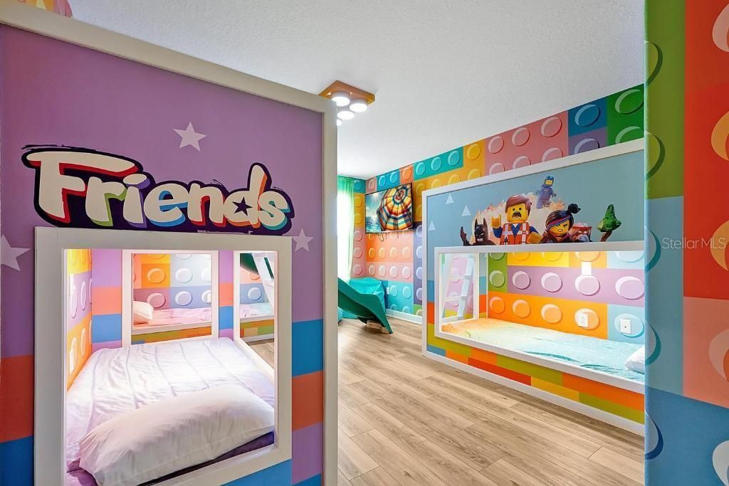 For Sale: $550,000 (6 beds, 6 baths, 3063 Square Feet)