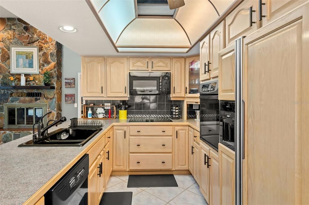 На продажу: $384,900 (3 спален, 2 ванн, 2307 Квадратных фут)