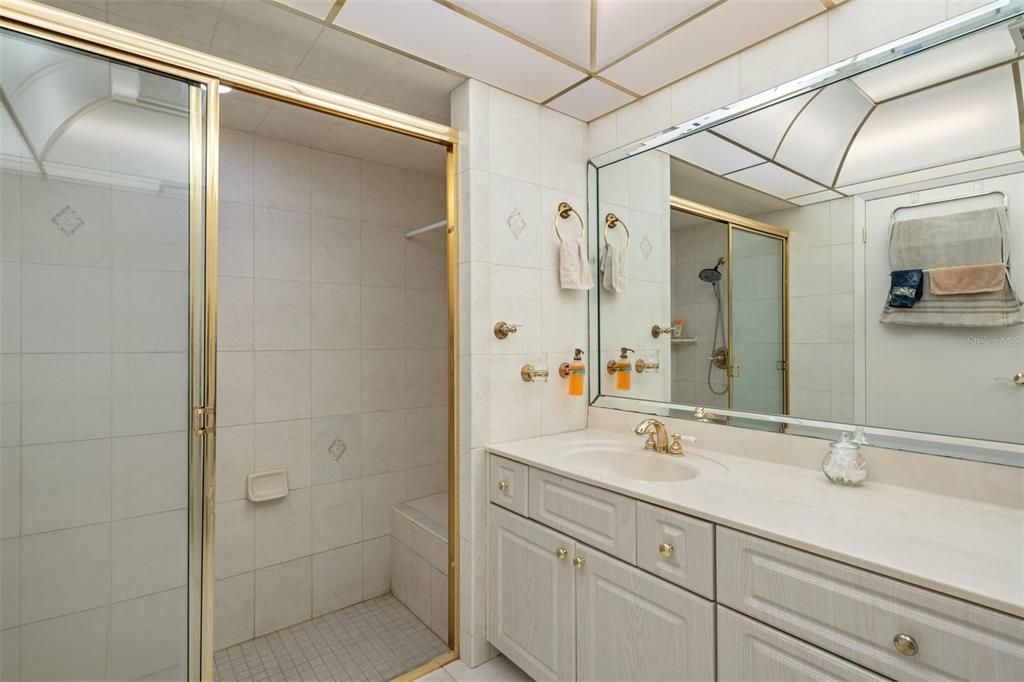На продажу: $384,900 (3 спален, 2 ванн, 2307 Квадратных фут)
