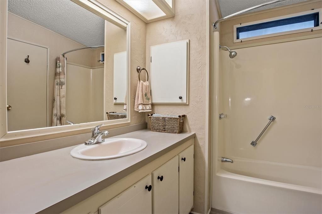 На продажу: $155,990 (2 спален, 2 ванн, 1642 Квадратных фут)