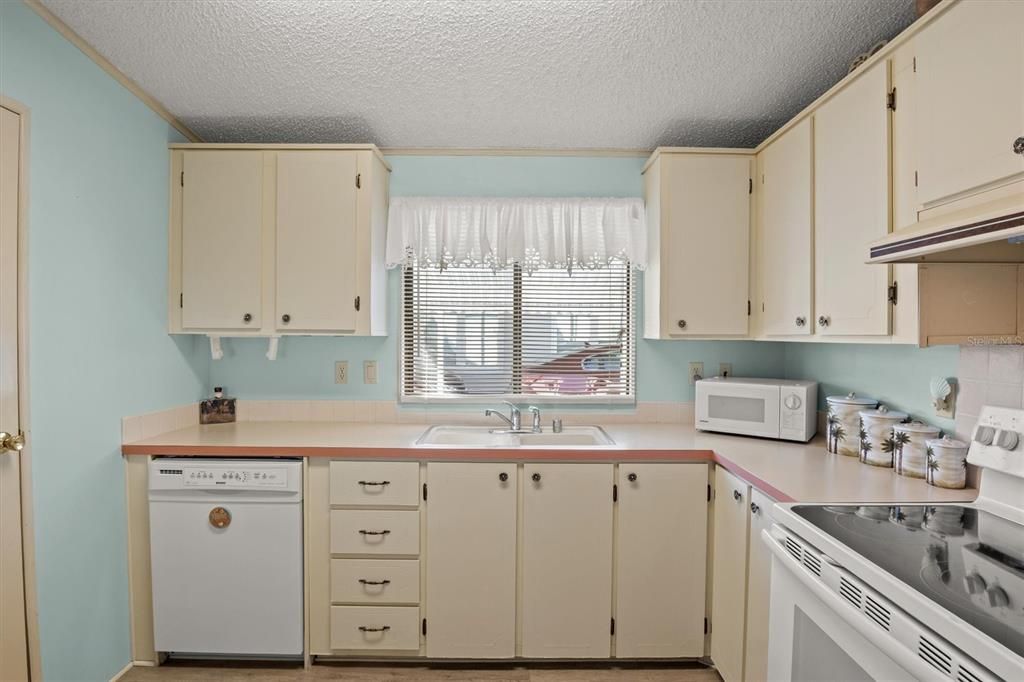 На продажу: $155,990 (2 спален, 2 ванн, 1642 Квадратных фут)