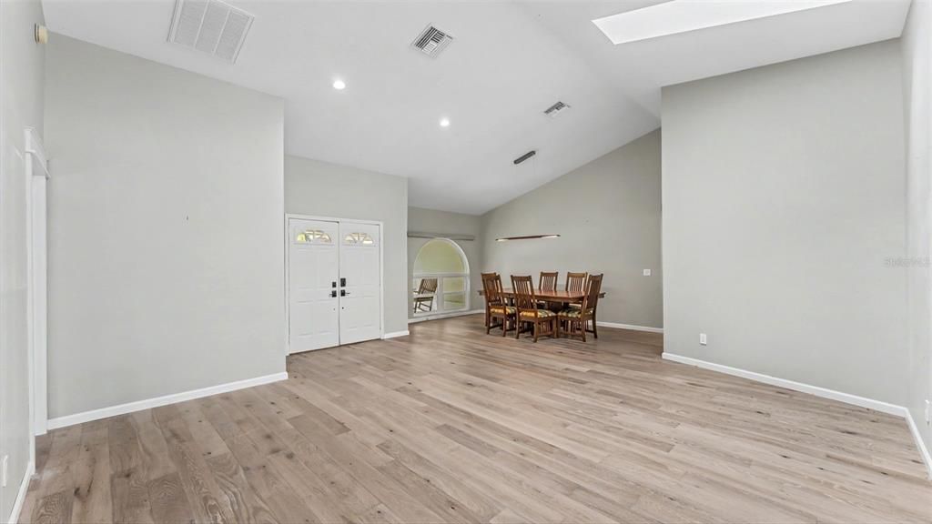 Activo con contrato: $540,000 (4 camas, 2 baños, 2368 Pies cuadrados)