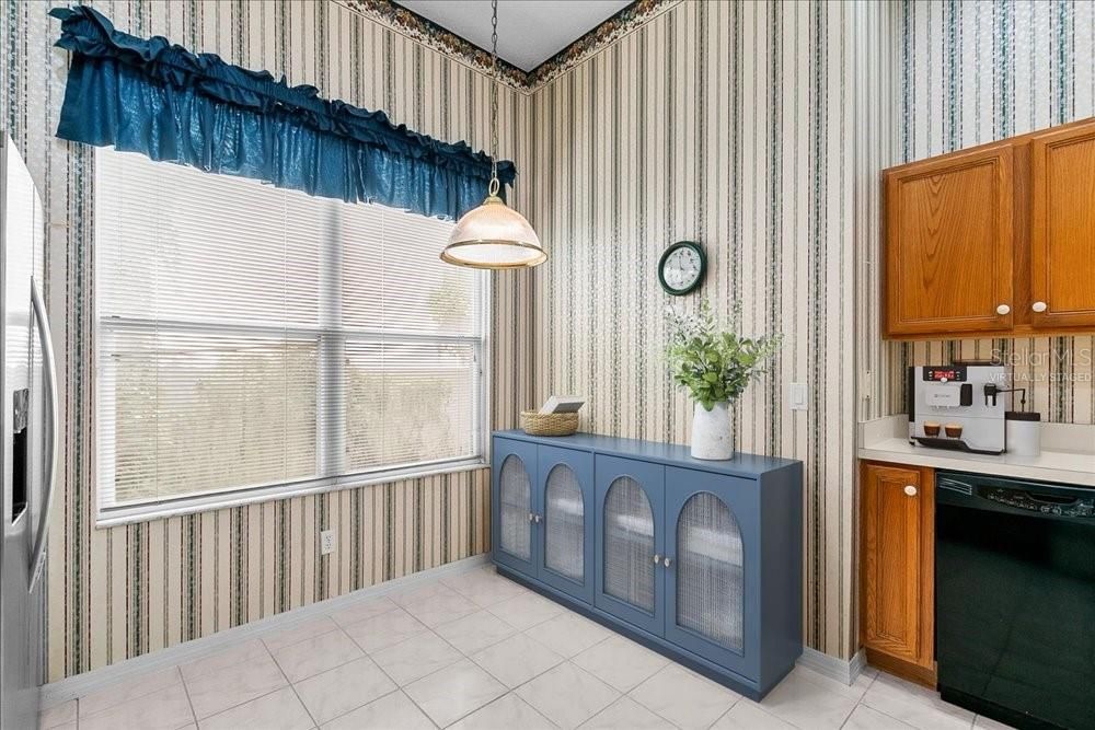 Под контрактом: $479,900 (4 спален, 2 ванн, 2054 Квадратных фут)