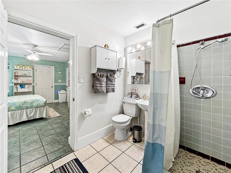 Activo con contrato: $360,000 (3 camas, 2 baños, 1200 Pies cuadrados)