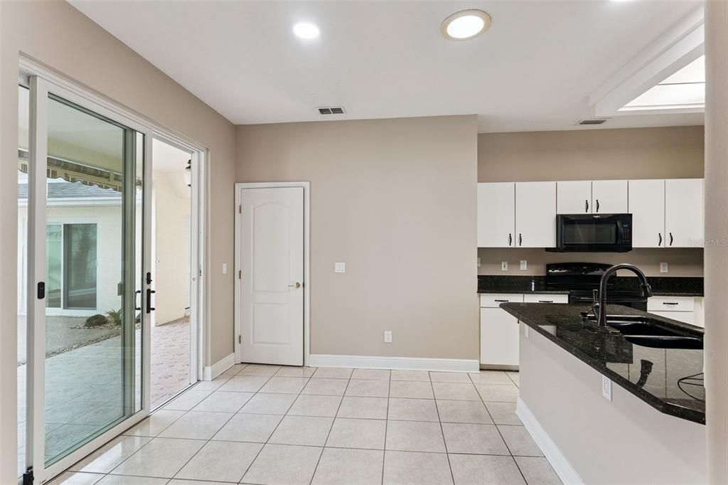 For Sale: $319,900 (2 beds, 2 baths, 1722 Square Feet)