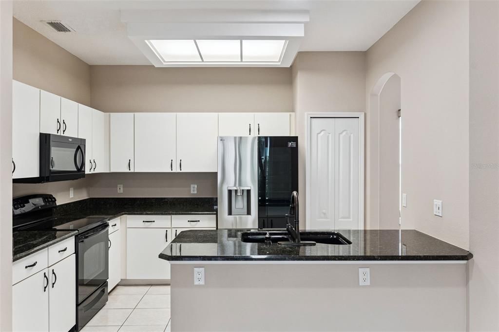 For Sale: $319,900 (2 beds, 2 baths, 1722 Square Feet)
