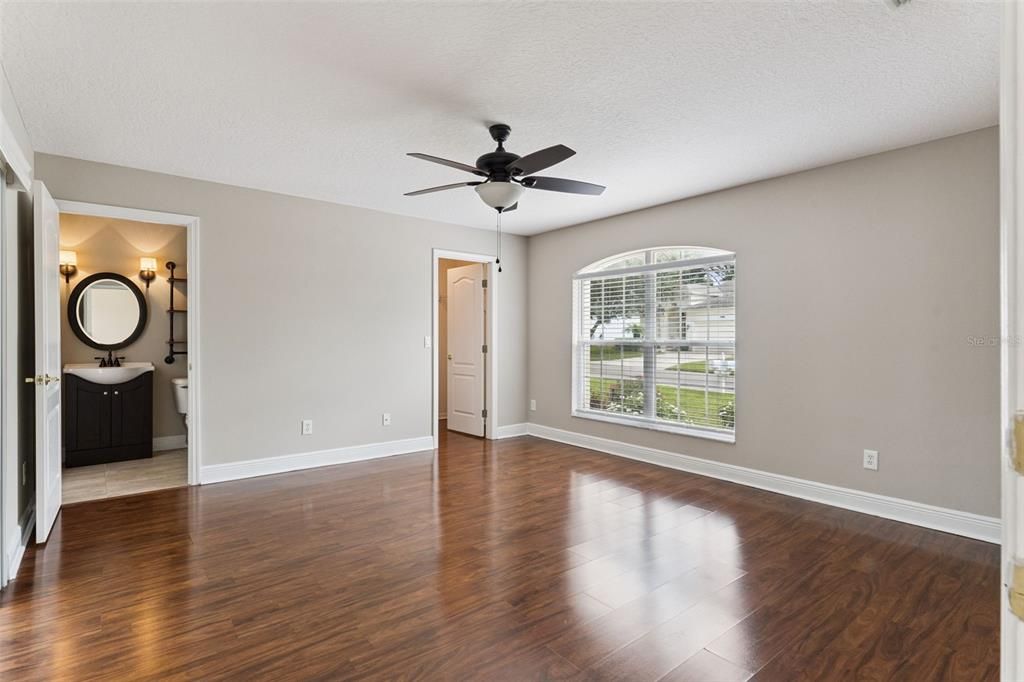 For Sale: $319,900 (2 beds, 2 baths, 1722 Square Feet)