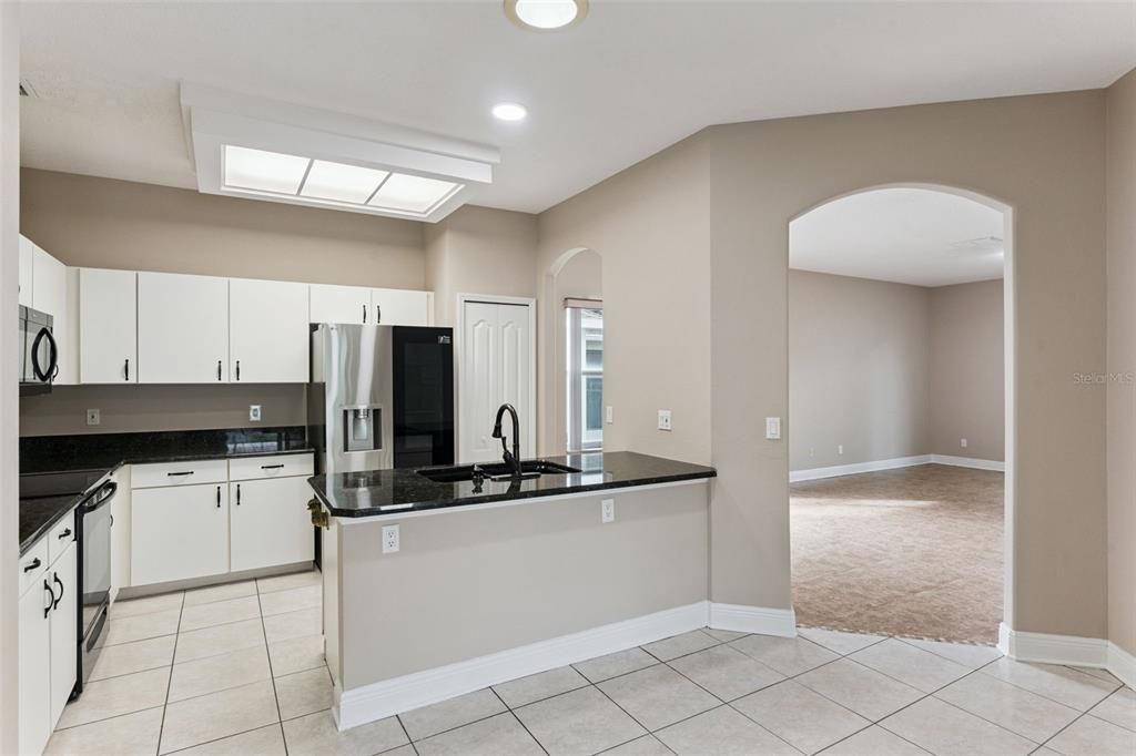 For Sale: $319,900 (2 beds, 2 baths, 1722 Square Feet)