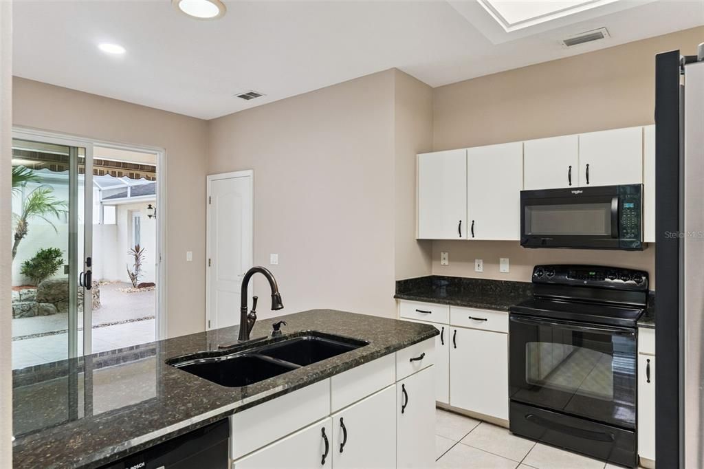 For Sale: $319,900 (2 beds, 2 baths, 1722 Square Feet)