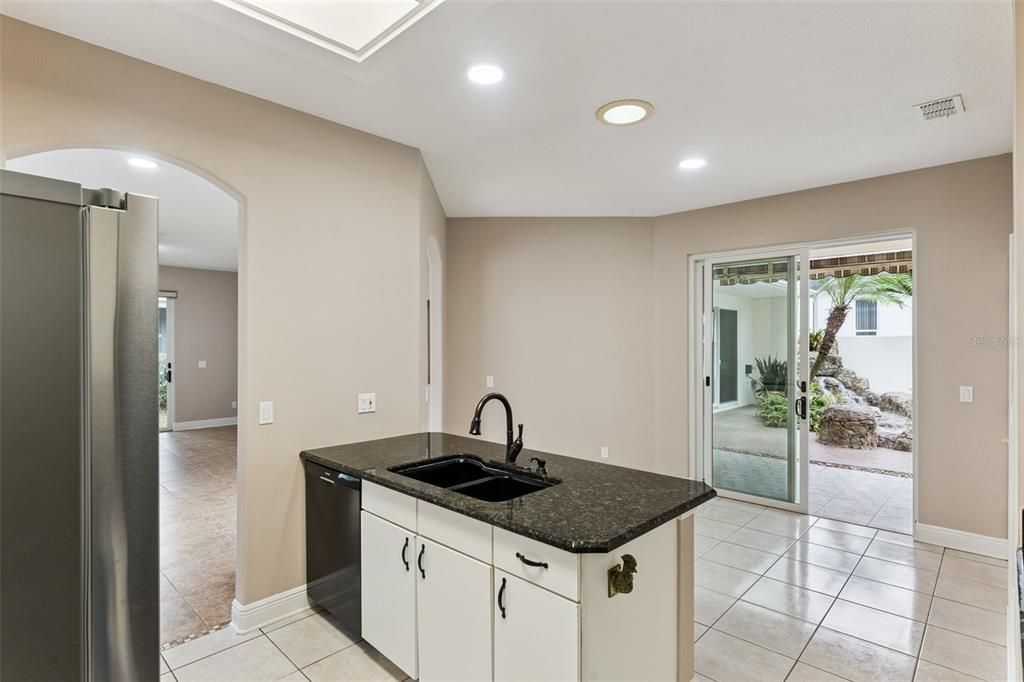 For Sale: $319,900 (2 beds, 2 baths, 1722 Square Feet)