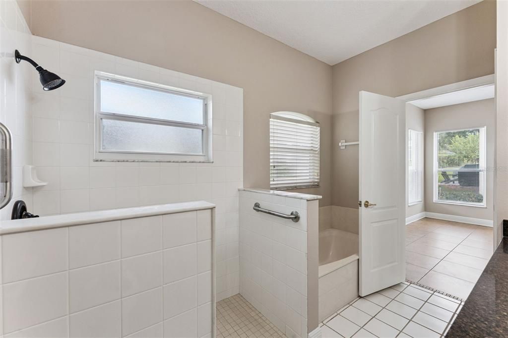 For Sale: $319,900 (2 beds, 2 baths, 1722 Square Feet)