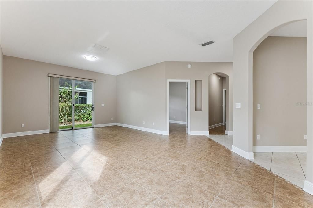 For Sale: $319,900 (2 beds, 2 baths, 1722 Square Feet)