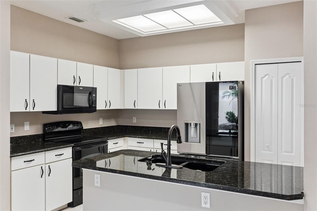 For Sale: $319,900 (2 beds, 2 baths, 1722 Square Feet)
