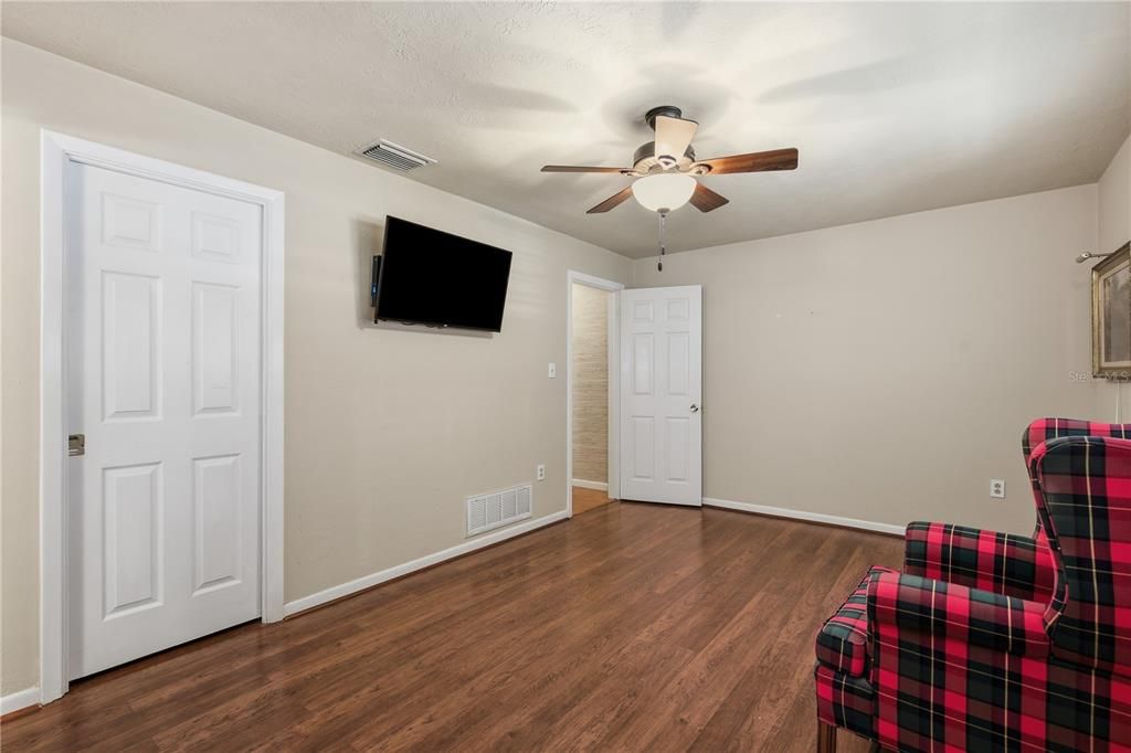 For Sale: $525,000 (3 beds, 2 baths, 1660 Square Feet)