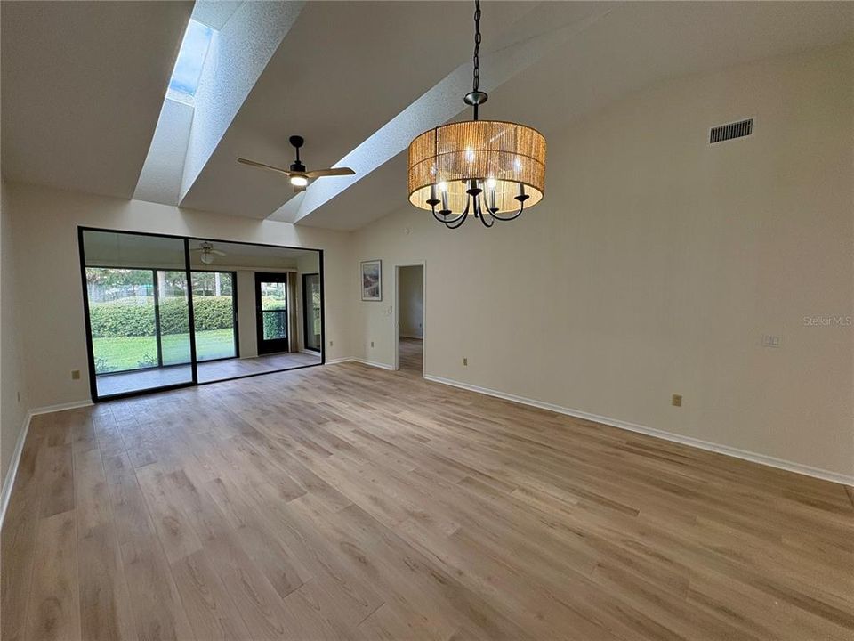 For Sale: $287,000 (2 beds, 2 baths, 1241 Square Feet)