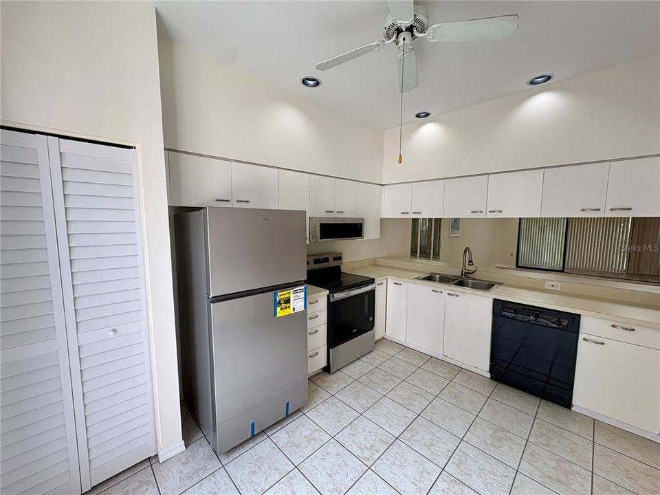For Sale: $287,000 (2 beds, 2 baths, 1241 Square Feet)