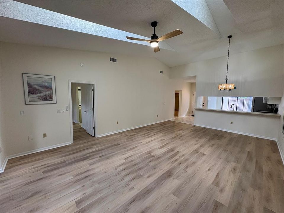 For Sale: $287,000 (2 beds, 2 baths, 1241 Square Feet)