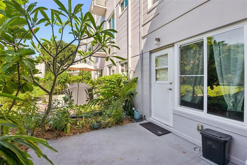 For Sale: $159,000 (2 beds, 2 baths, 1100 Square Feet)