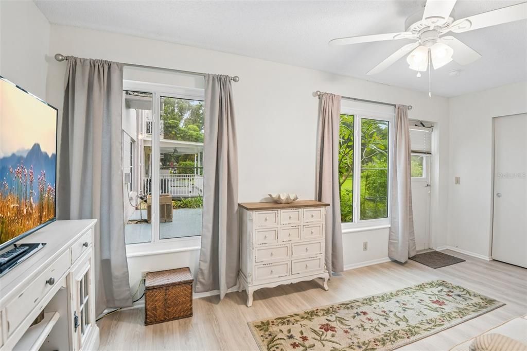 For Sale: $159,000 (2 beds, 2 baths, 1100 Square Feet)