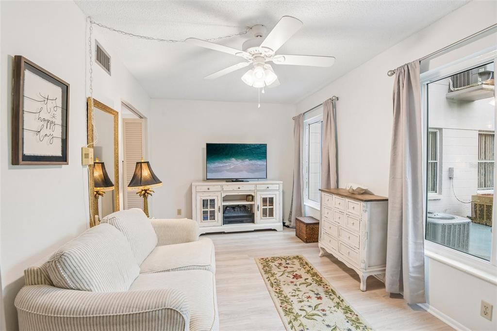For Sale: $159,000 (2 beds, 2 baths, 1100 Square Feet)