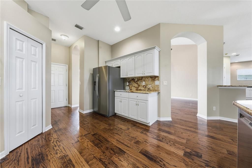 For Sale: $349,900 (3 beds, 2 baths, 2386 Square Feet)