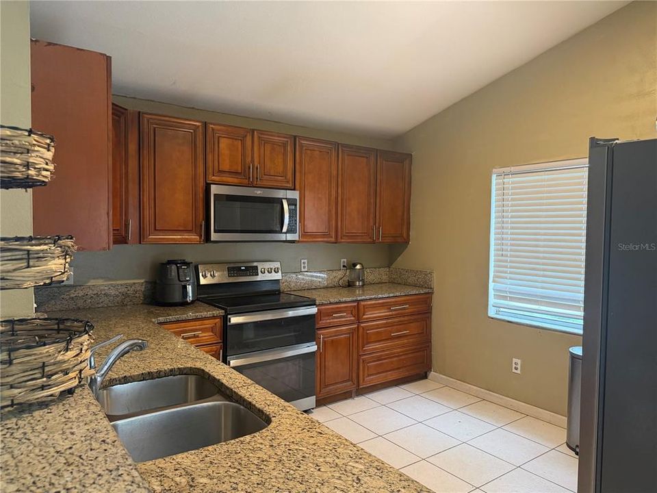 For Sale: $375,000 (4 beds, 3 baths, 1323 Square Feet)