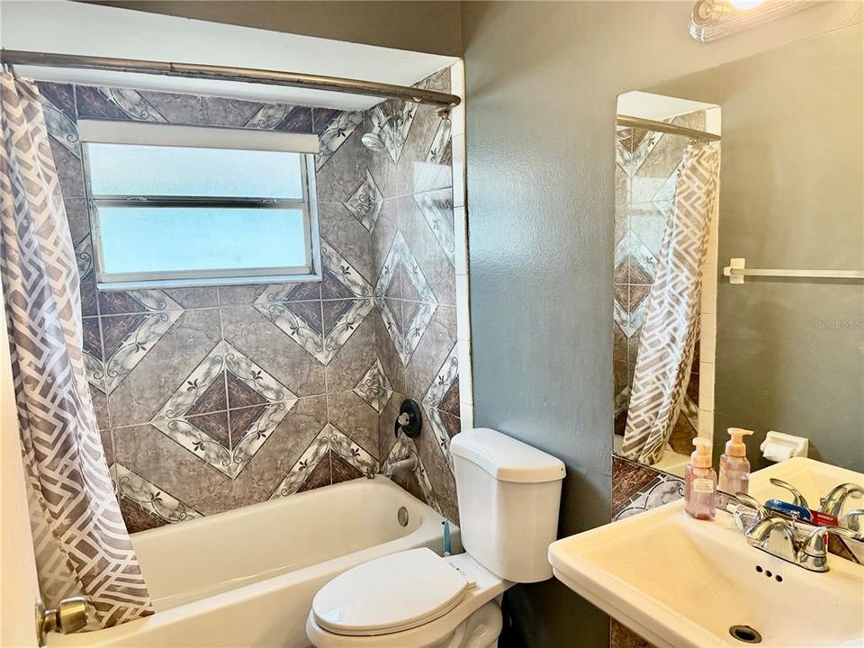 For Sale: $375,000 (4 beds, 3 baths, 1323 Square Feet)