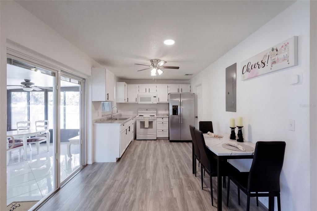 En Venta: $338,000 (4 camas, 2 baños, 1385 Pies cuadrados)