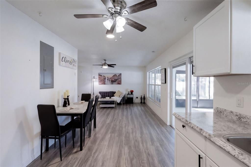 En Venta: $338,000 (4 camas, 2 baños, 1385 Pies cuadrados)