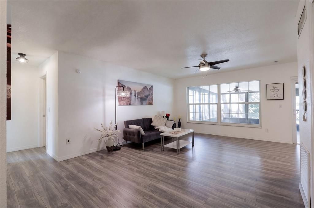 En Venta: $338,000 (4 camas, 2 baños, 1385 Pies cuadrados)